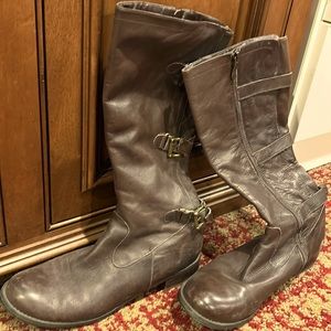 Size 10 calf boot. Adjustable, back straps, distressed